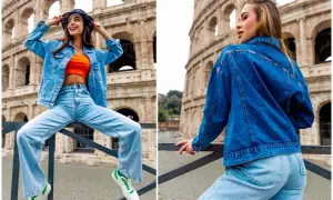 Kobieta w modnym, dżinsowym zestawie, czyli "canadian tuxedo", pozuje na tle Koloseum.