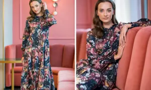 Długa sukienka w kwiaty sięga do połowy łydki, podkreślając elegancję. Idealna na jesienne dni.