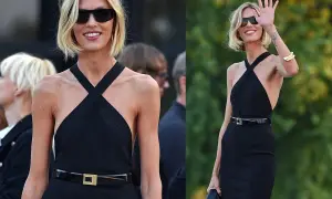 Elegancka czarna sukienka z paskiem i złotą bransoletą. Idealne dodatki do czarnej sukienki, które podkreślają styl.
