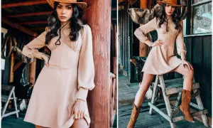 Kobieta w kapeluszu kowbojskim i beżowej sukience prezentuje stylizacje w stylu country. Uzupełnieniem są brązowe kozaki.